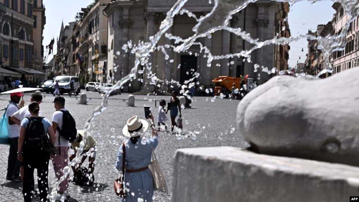 Plazza del Popolo Orang-orang berjalan di Piazza del Popolo, Roma tengah saat gelombang panas melanda Italia, 17 Juli 2023.