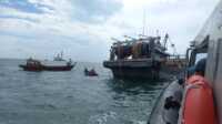 Polres Bintan selamatkan nelayan hanyut Tim gabungan melakukan penjemputan terhadap dua nelayan Bintan yang sempat hanyut hingga perairan Malaysia, Rabu (19/7/2023). (Dok. Humas Polres Bintan)