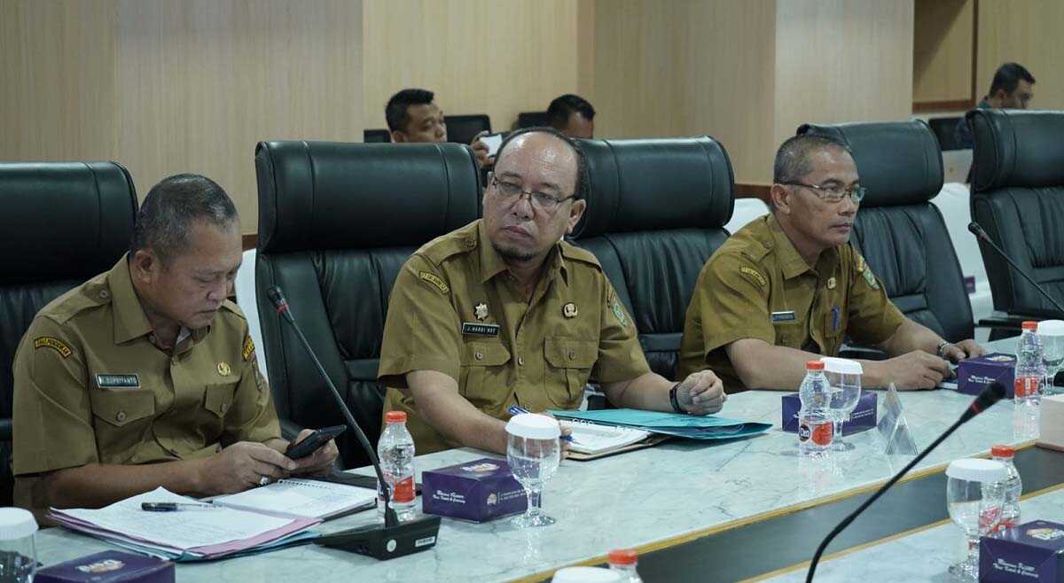 Sekretaris Daerah Kabupaten Asahan John Hardi Nasution (tengah) menghadiri rapat koordinasi dalam rangka peningkatan dimensi pengalaman pada Indeks Perilaku Anti Korupsi (IPAK) di Kantor Gubernur Sumut, Selasa (25/7/2023). (Dok. diskominfo asahan)