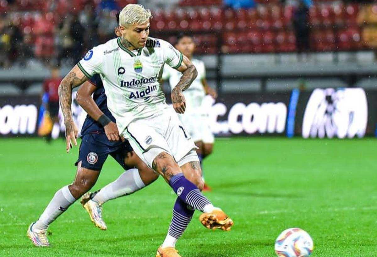 Kesebelasan Arema FC tahan imbang Persib Bandung dengan skor 3-3 dalam laga pekan kedua kompetisi Liga 1 Indonesia 2023/2024 di Stadion Kapten I Wayan Dipta, Kabupaten Gianyar, Bali, Jumat (7/7/2023) malam. (siberindo.co)