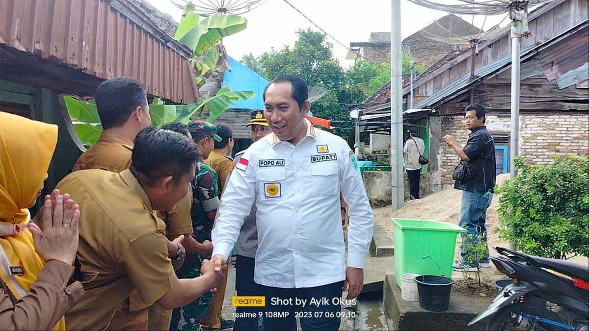 Bupati OKU Selatan Popo meninjau dan mendistribusikan bantuan korban banjir di lima kecamatan dalam wilayah kabupaten setempat, Kamis (6/7/2023). (sumsel.siberindo.co)