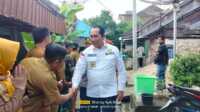 banjir di oku selatan Bupati OKU Selatan Popo meninjau dan mendistribusikan bantuan korban banjir di lima kecamatan dalam wilayah kabupaten setempat, Kamis (6/7/2023). (sumsel.siberindo.co)