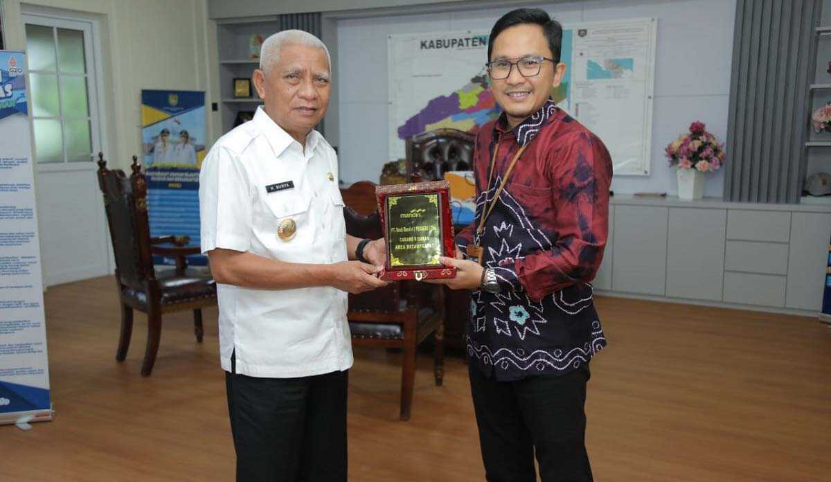 bank mandiri asahan Bupati Asahan Surya dan Kepala Cabang Bank Mandiri Asahan bertukar cenderamata di sela audiensi di rumah dinas bupati, Rabu (26/7/2023). (Dok. Diskominfo Asahan)