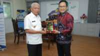 bank mandiri asahan Bupati Asahan Surya dan Kepala Cabang Bank Mandiri Asahan bertukar cenderamata di sela audiensi di rumah dinas bupati, Rabu (26/7/2023). (Dok. Diskominfo Asahan)