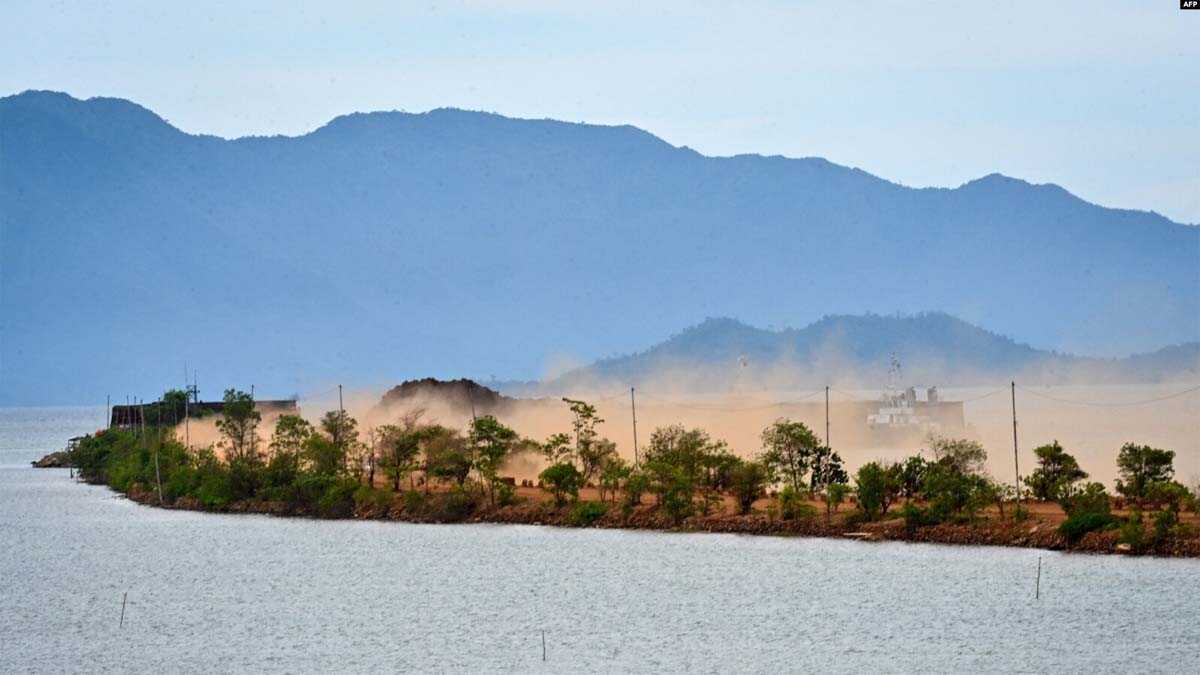 Debu-debu beterbangan akibat penggunaan alat berat untuk membersihkan tanah yang mengandung bijih nikel di Pomalaa, Sulawesi Tenggara. (Adek BERRY / AFP)