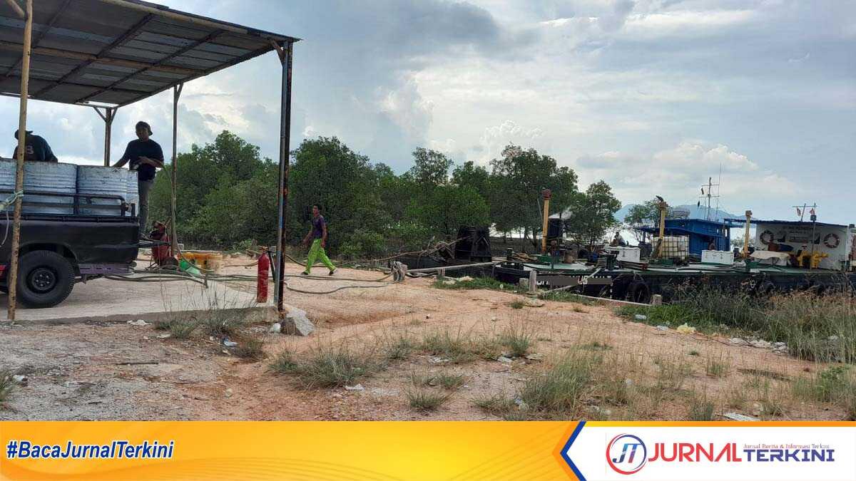 Tongkang BBM bongkar muatan ke mobil pick-up di tepi pantai Ranggam, Kecamatan Tebing Kabupaten Karimun pekan lalu. (JurnalTerkini.id/Jansen M Silalahi