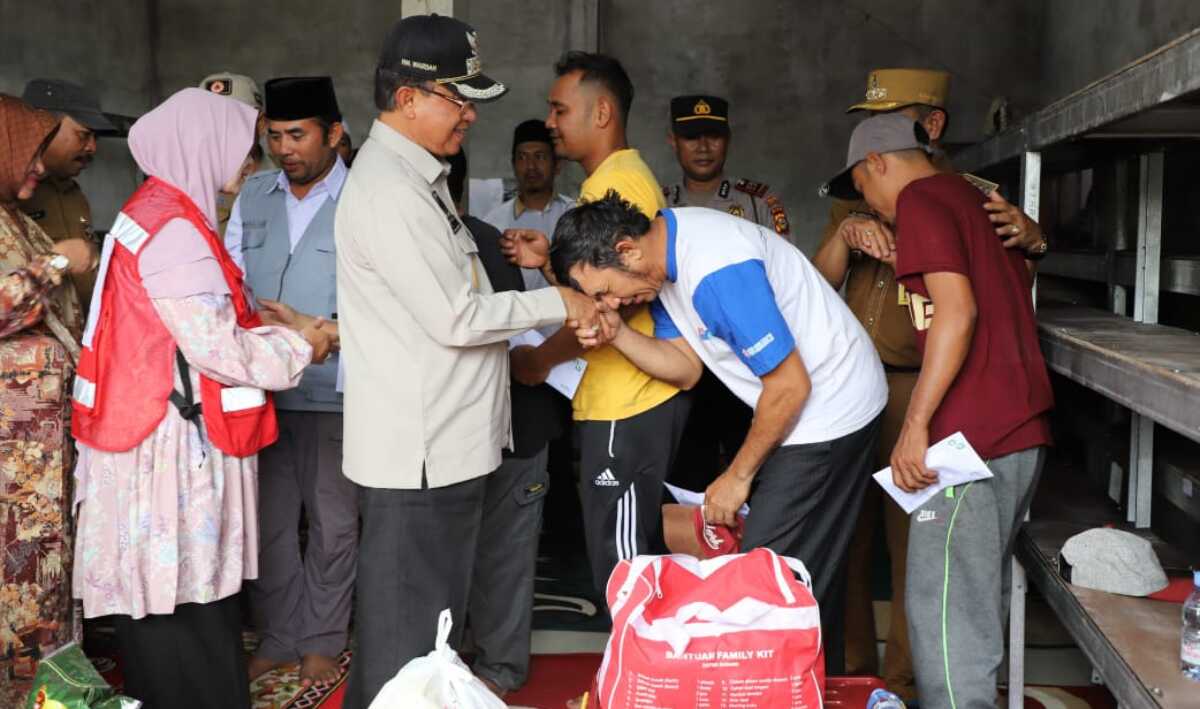 bupati Inhil bantu korban kebakaran sungai salak Bupati Indragiri Hilir HM Wardan menyerahkan bantuan korban kebakaran di Jl. Provinsi RT. 12 Kelurangan Sungai Salak, Kecamatan Tempuling, Selasa (11/07/2023). (Dok. Prokopim Setda Inhil)