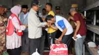 bupati Inhil bantu korban kebakaran sungai salak Bupati Indragiri Hilir HM Wardan menyerahkan bantuan korban kebakaran di Jl. Provinsi RT. 12 Kelurangan Sungai Salak, Kecamatan Tempuling, Selasa (11/07/2023). (Dok. Prokopim Setda Inhil)