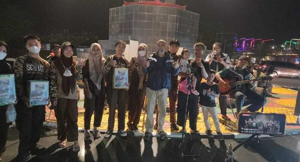 chintiara selebgram karimun Selebgram asal Karimun, Chintiara Yunisa (tengah) bersama pegiat musik berpose di sela konser amal di Tugu MTQ, Coastal Area, Tanjung Balai Karimun akhir pekan lalu. (kepri.siberindo.co)