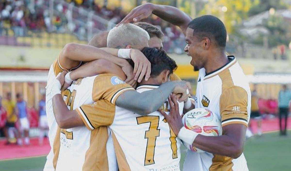 Para pemain Dewa United merayakan gol kedua yang memastikan kemenangan atas PSM Makassar. (Instagram @dewaunited)