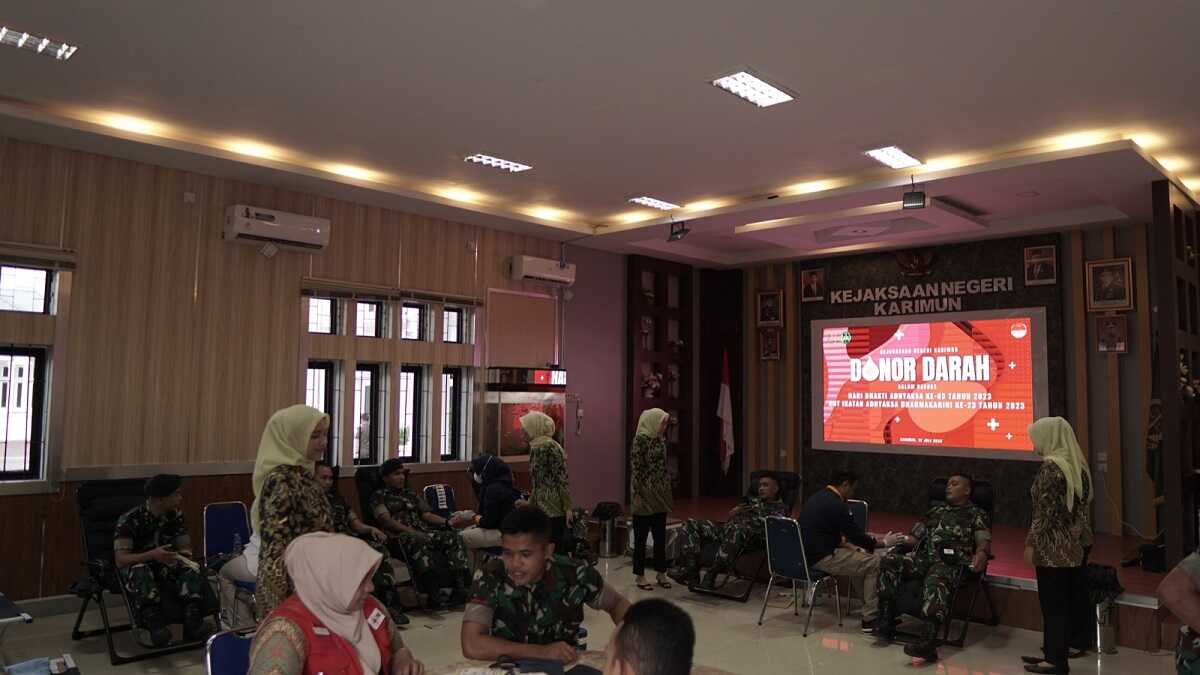 Kejaksaan Negeri Karimun (Kejari) Karimun, Provinsi Kepulauan Riau menggelar donor darah menyambut Hari Bhakti Adhyaksa ke-63 yang juga diikuti personel TNI, Senin (17/7/2023) (Dok. Kejari Karimun)