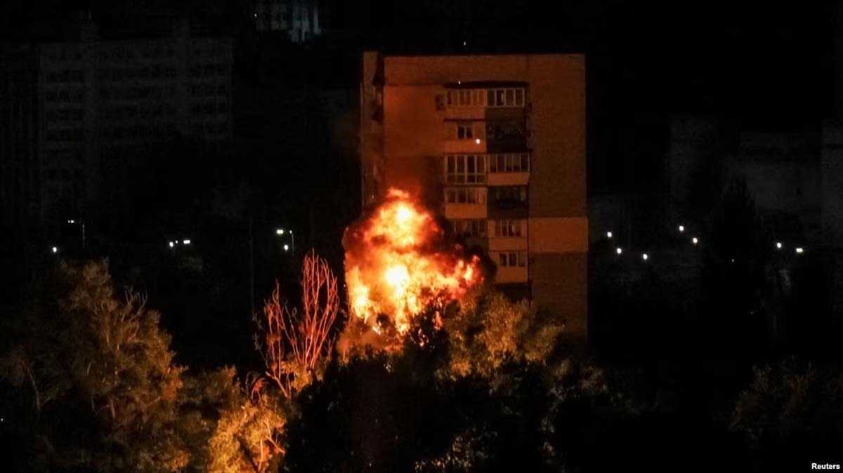 Pemandangan ledakan drone di kota selama serangan drone Rusia, di tengah serangan Rusia di Ukraina, di Kyiv, Ukraina 13 Juli 2023. (Foto: REUTERS/Gleb Garanich)