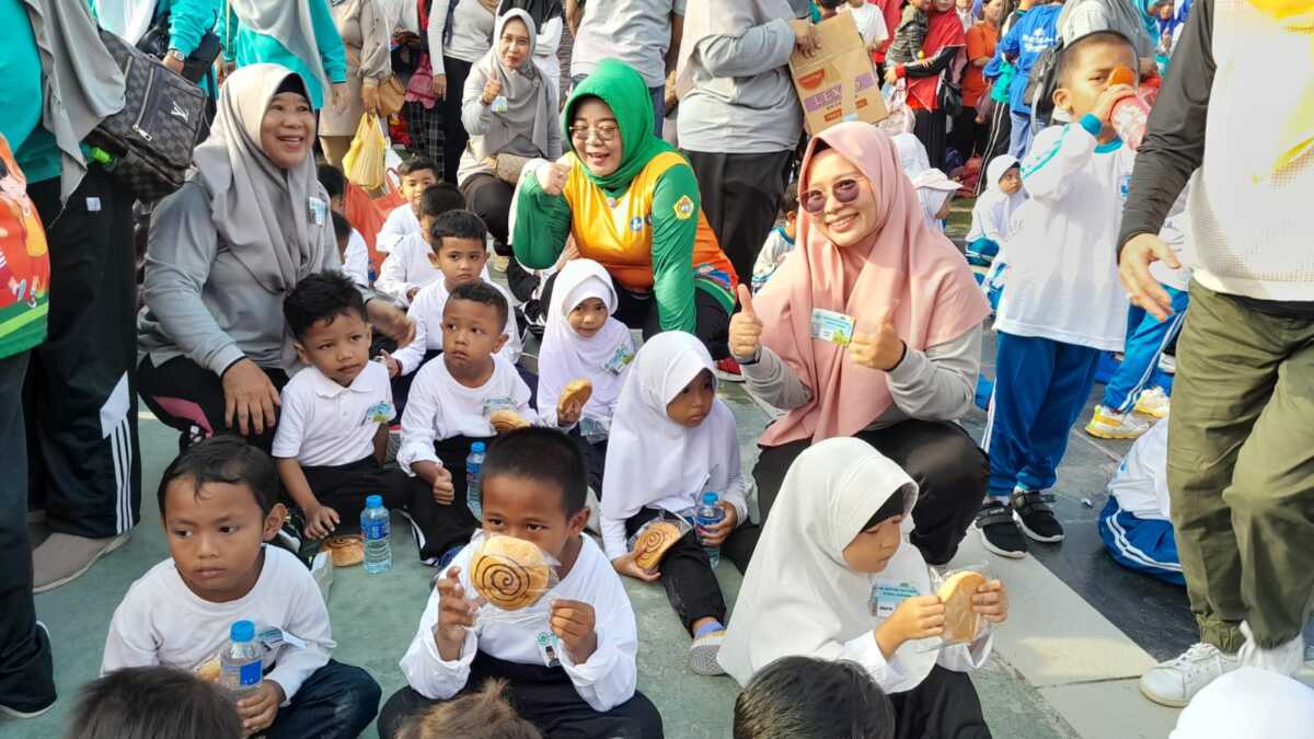 Ketua Himpaudi Kabupaten Karimun yang juga anggota DPRD Karimun Nyimas Novi Ujiani berpose bersama guru dan anak-anak TK Aisyiyah Bustanul Athfal Kecamatan Karimun. (JurnalTerkini.id/Rusdi)