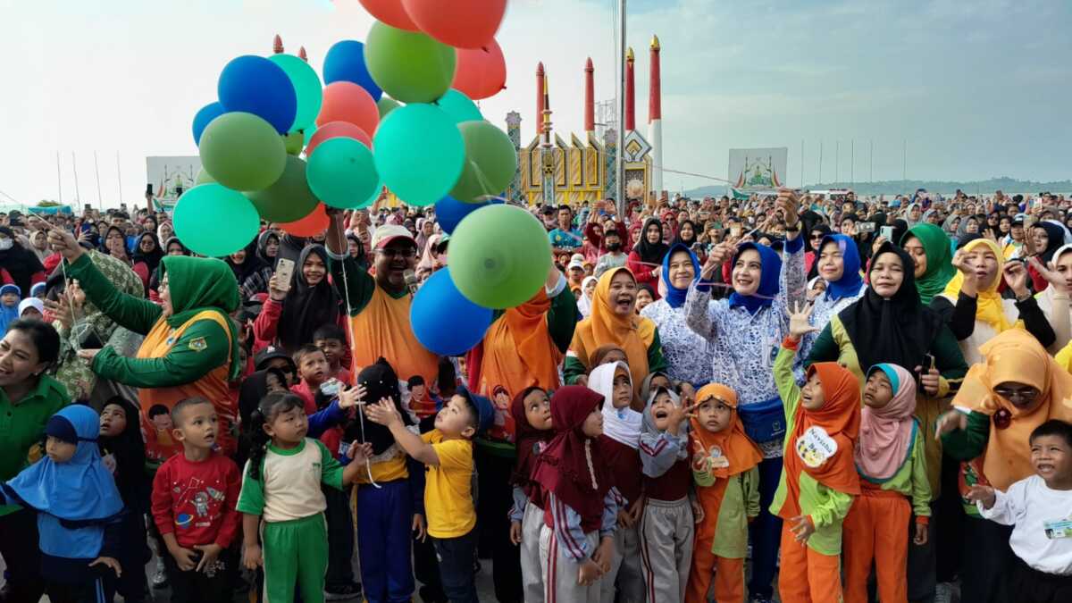 Bupati Karimun Aunur Rafiq didampingi sejumlah pejabat dan kepala dinas melepas balon ke udara tanda diluncurkan senam Pelajar Pancasila dalam acara Gebyar Transisi PAUD-SD dalam rangka Hari Anak Nasional di lapangan Putri Kemuning, Coastal Area, Tanjung Balai Karimun, Minggu (23/7/2023). (JurnalTerkini.id/Rusdi)