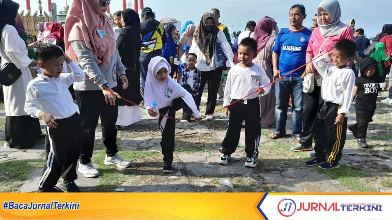 Anak-anak TK Aisyiyah Bustanul Athfal Kecamatan Karimun menggelar permainan usai senam massal Gebyar Transisi PAUD-SD dalam rangka Hari Anak Nasional di lapangan Putri Kemuning, Coastal Area, Tanjung Balai Karimun, Minggu (23/7/2023). (JurnalTerkini.id/rusdi)
