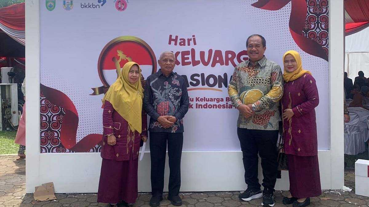 harganas asahan 2023 Bupati dan Wakil Bupati Asahan beserta istri berfoto di sela kegiatan puncak Harganas di Kabupaten Banyuasin, Sumatera Selatan (Sumsel), Kamis (06/07/2023). (Dok. Diskominfo Asahan)