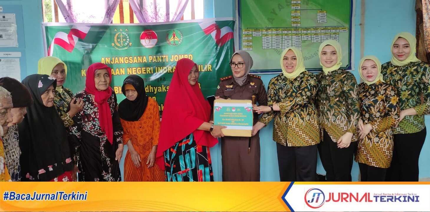 Kajari Inhil Nova Puspitasari memberikan bantuan dalam anjangsana ke Yayasan Panti Pondok Bhakti Lansia, Jalan Pekan Arba, Gg Palila, RT 02/RW 01, Kelurahan Pekan Arba, Kecamatan Kateman, Senin (17/7/2023). (jurnalterkini.id/abdullah)