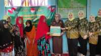 Kajari Inhil Nova Puspitasari memberikan bantuan dalam anjangsana ke Yayasan Panti Pondok Bhakti Lansia, Jalan Pekan Arba, Gg Palila, RT 02/RW 01, Kelurahan Pekan Arba, Kecamatan Kateman, Senin (17/7/2023). (jurnalterkini.id/abdullah)