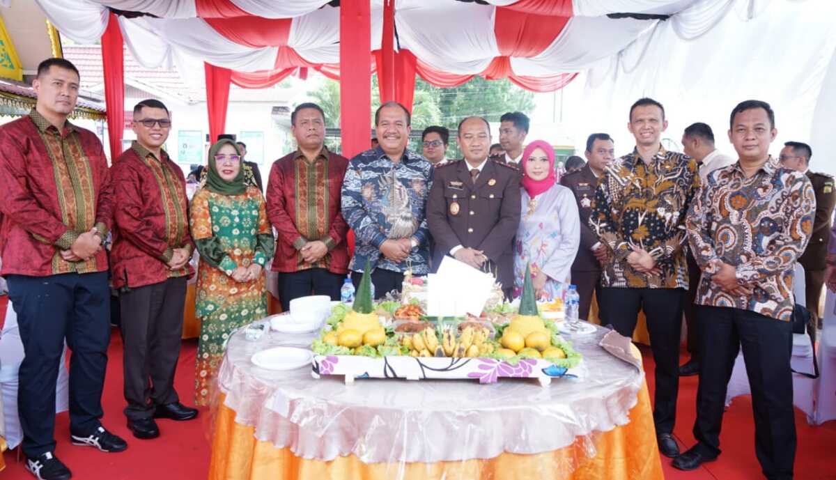 Wakil Bupati Asahan Taufik Zainal Abidin mengikuti rangkaian kegiatan Hari Bhakti Adhyaksa ke-63 di Kantor Kejaksaan Negeri Asahan, Sabtu (22/07/2023). Berfoto bersama. (Dok. Diskominfo Asahan)