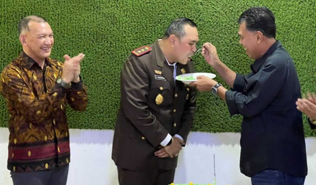 Wan Siswandi saat menyuapin Surayadi Sembiring di acara peringatan Hari Bhakti Adhiyaksa yang ke-63, Sabtu (22/7/2023). (Dok Kominfona)