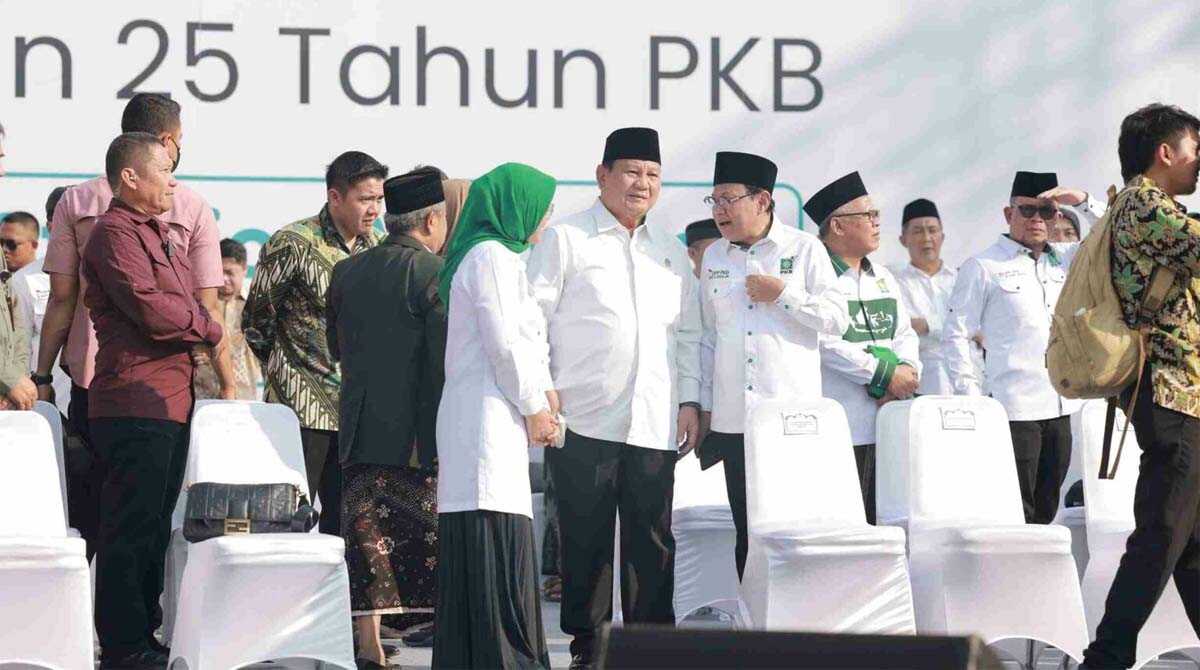 harlah pkb Ketua Umum Partai Gerindra Prabowo Subianto berbincang dengan Ketua Umum PKB Muhaimin Iskandar di sela acara Harlah PKB ke-25 di Stadion Manahan, Solo, Jawa Tengah, Minggu (23/7/2023). (siberindo.co)
