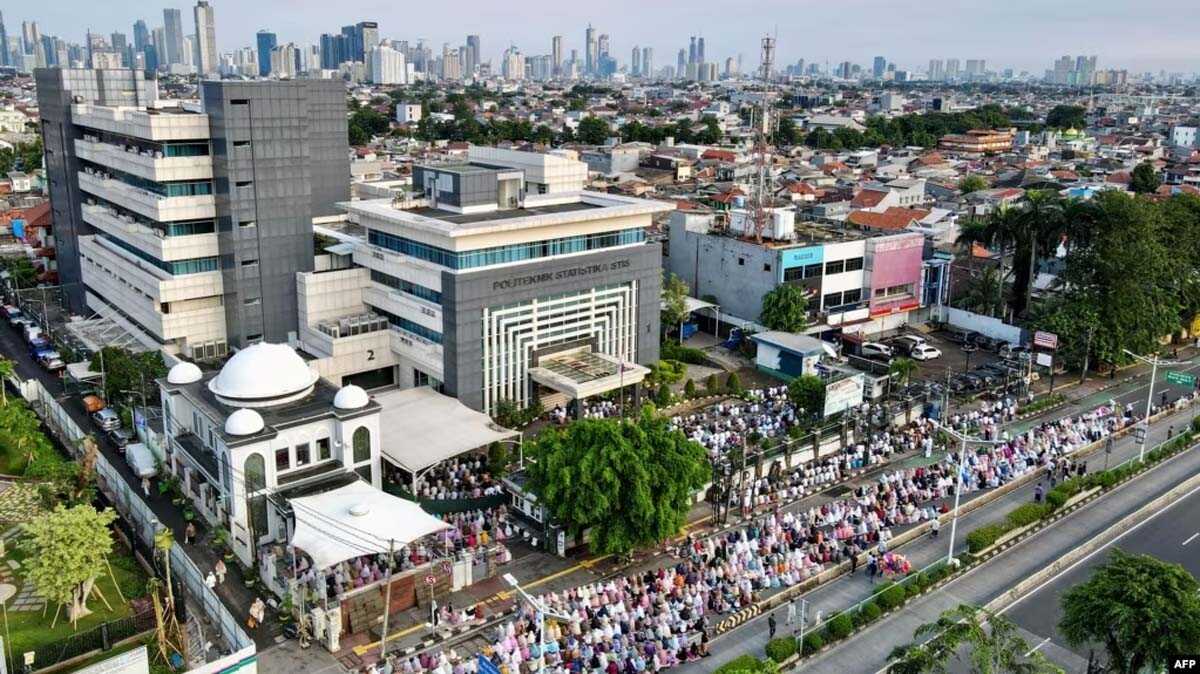 Umat Islam di Jakarta menunaikan shalat Idul Adha di Jakarta, 29 Juni 2023. (BAY ISMOYO/AFP)