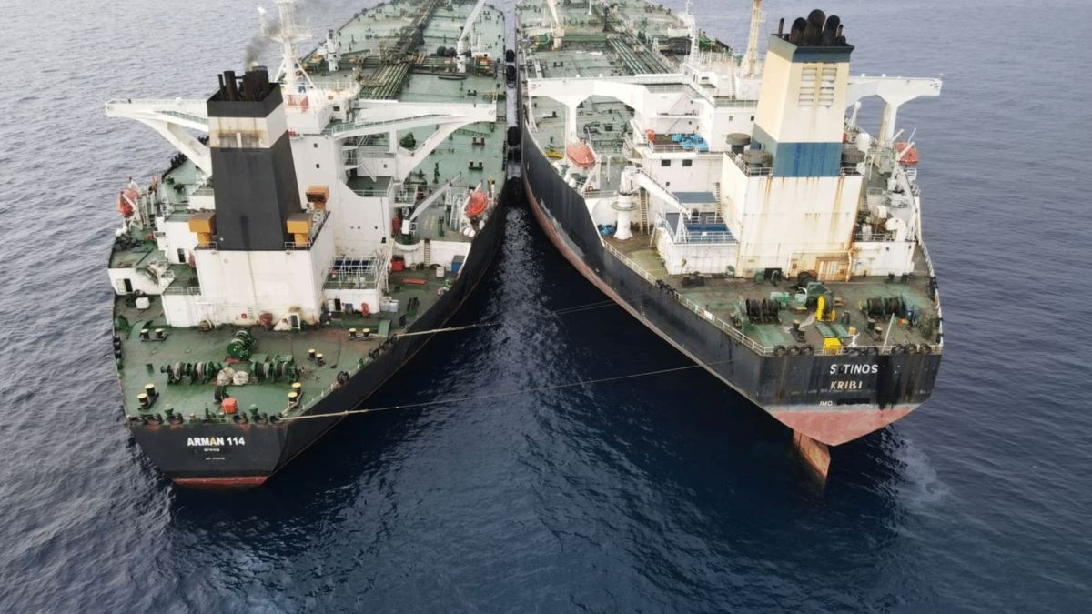 Kapal VLCC berbendera Iran, MT Arman 114, dan MT S Tinos berbendera Kamerun, terlihat sedang melakukan transfer minyak dari kapal ke kapal tanpa izin, menurut Badan Keamanan Maritim Indonesia (Bakamla), dekat Laut Natuna Utara Indonesia, Indonesia, 7 Juli 2023. (Bakamla/Handout via REUTERS)