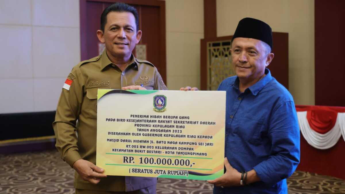 Gubernur Kepri Ansar Ahmad secara simbolis menyerahkan bantuan hibah kepada rumah ibadah di Aula Wan Seri Beni, Dompak, Tanjungpinang, Senin (3/7/2023). Acara ini juga disejalankan dengan pemberian insentif kepada guru-guru pendidikan anak se-Kota Tanjungpinang. (Dok. Diskominfo Kepri)