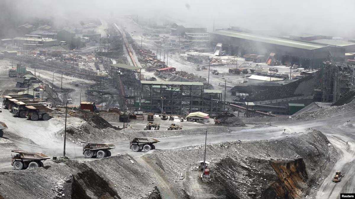 izin ekspor freeport Truk-truk terparkir di tambang Grasberg yang dikelola Freeport Indonesia dekat Timika, Papua, 19 September 2015. (Foto: Muhammad Adimaja/Antara via Reuters)