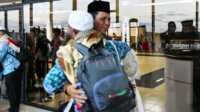 jamaah haji kepri pulang Telat Dua Jam, 363 Jamaah Haji Kloter 1 Kepri Mendarat di Hang Nadim Batam. Gubernur Kepri Ansar Ahmad menyambut kepulangan jamaah di Bandara Internasional Hang Nadim Batam, Selasa (4/7/2023). (Dok. diskominfo kepri)