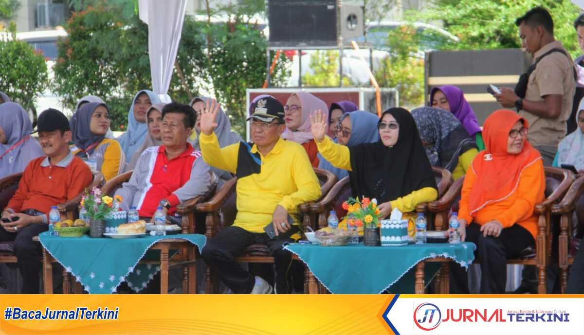 Bupati Inhil HM Wardan bersama Ketua Tim Penggerak PKK Inhil Hj Zulaikhah Wardan menghadiri jambore PKK di lapangan Kantor Bupati, Kamis (13/7/2023). (Dok Prokopim Setda Inhil)