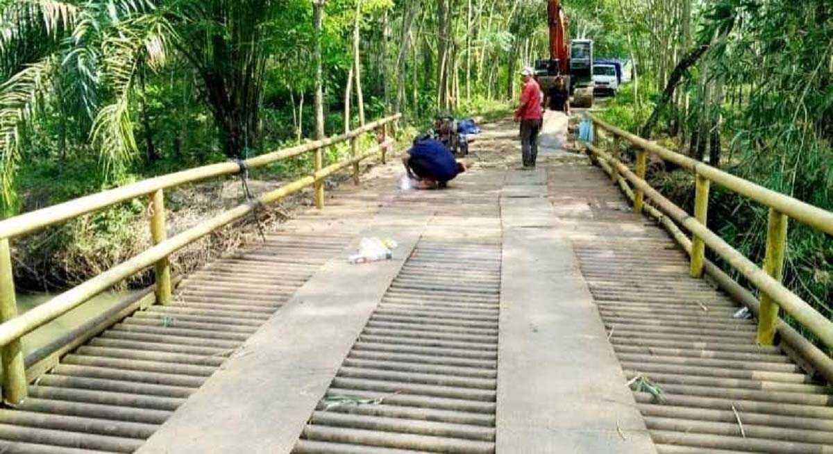 Beberapa pekerja menyelesaikan perbaikan jembatan yang ambruk di Kecamatan Purwodadi, Kabupaten Musi Rawas,Sumatera Selatan, Jumat (21/7/2023). Jembatan ini ambruk akibat dilalui truk bermuatan aspal beberapa waktu lalu. (dokumentasi pribadi)