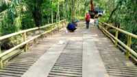 jembatan purwodadi musi rawas Beberapa pekerja menyelesaikan perbaikan jembatan yang ambruk di Kecamatan Purwodadi, Kabupaten Musi Rawas,Sumatera Selatan, Jumat (21/7/2023). Jembatan ini ambruk akibat dilalui truk bermuatan aspal beberapa waktu lalu. (dokumentasi pribadi)