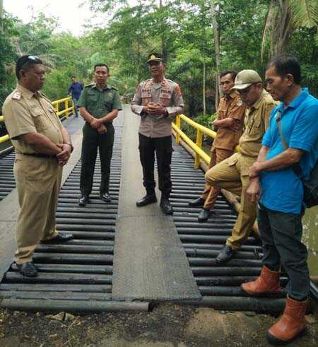 Sejumlah pejabat, aparat serta pihak terkait meninjau jembatan Sesek di Kecamatan Purwodadi, Musi Rawas yang selesai diperbaiki. (Dokumentasi pribadi) 