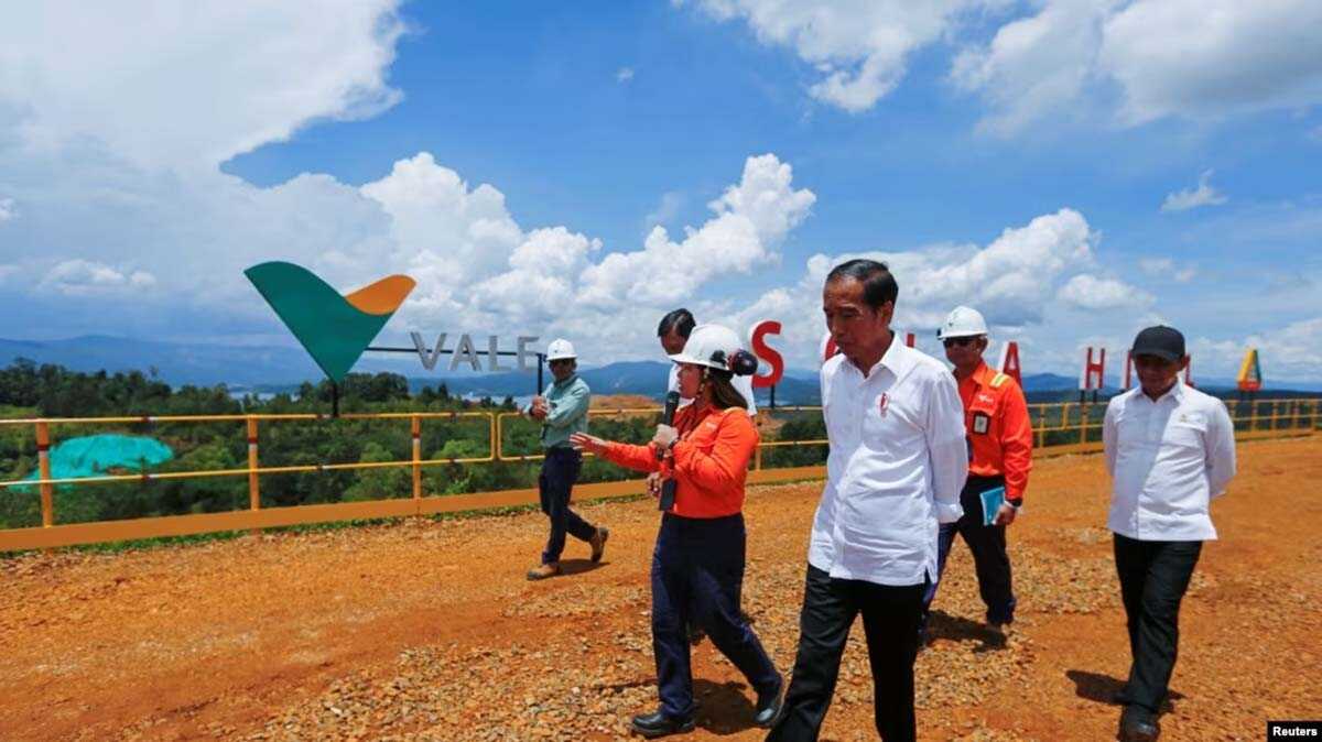 Presiden Joko Widodo bersama Presiden Direktur Vale Indonesia Febriany Eddy meninjau fasilitas pengolahan nikel di Sorowako, Sulawesi Selatan, 30 Maret 2023. Industri logam dasar masih penyumbang terbesar realisasi investasi semester I/2023.(Foto: Ajeng Dinar Ulfiana)