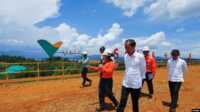 jokowi dan febriana eddy Presiden Joko Widodo bersama Presiden Direktur Vale Indonesia Febriany Eddy meninjau fasilitas pengolahan nikel di Sorowako, Sulawesi Selatan, 30 Maret 2023. Industri logam dasar masih penyumbang terbesar realisasi investasi semester I/2023.(Foto: Ajeng Dinar Ulfiana)