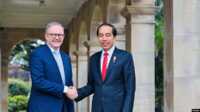 jokowi-pm australia Presiden Indonesia Joko Widodo berjabat tangan dengan Perdana Menteri Australia Anthony Albanese di Admiralty House, Sydney, Australia, 4 Juli 2023. (Istana Kepresidenan RI/Handout Indonesia via REUTERS)