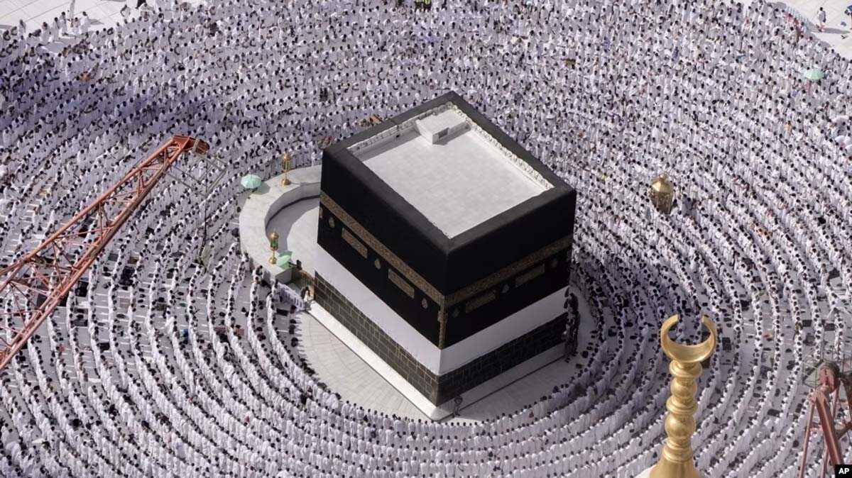 Para jemaah haji mengelilingi Ka'bah, bangunan kubik di Masjidil Haram, dalam pelaksanaan ibadah haji tahunan di Mekkah, Arab Saudi, Minggu, 25 Juni 2023. (AP/Amr Nabil)