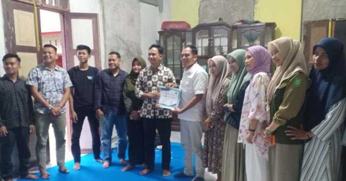 Ketua Kamar Dagang Indonesia (Kadin) Kabupaten Padang Pariaman Zeki Aliwardana menerima penghargaan dari Ikatan Mahasiswa Sintuak Toboh Gadang (Imasontoga) dalam diskusi, Minggu (23/7/2023) di sekretariat Imasontoga, Sintuak, Kecamatan Sintuak Kabupaten Padang Pariaman. (sumbar.siberindo.co)