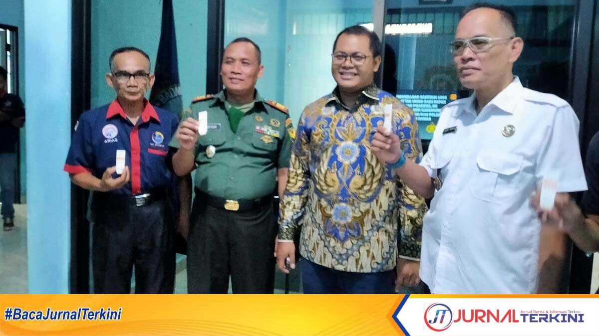 Wakil Ketua Umum (Waketum) Kamar Dagang dan Industri (Kadin) Bidang Perdagangan Dian Prasetio (tengah) menyerahkan seribu alat tes urine kepada Badan Narkotika Nasional Kabupaten Musi Rawas (Mura), Senin (10/7/2023). (Dokumentasi pribadi)
