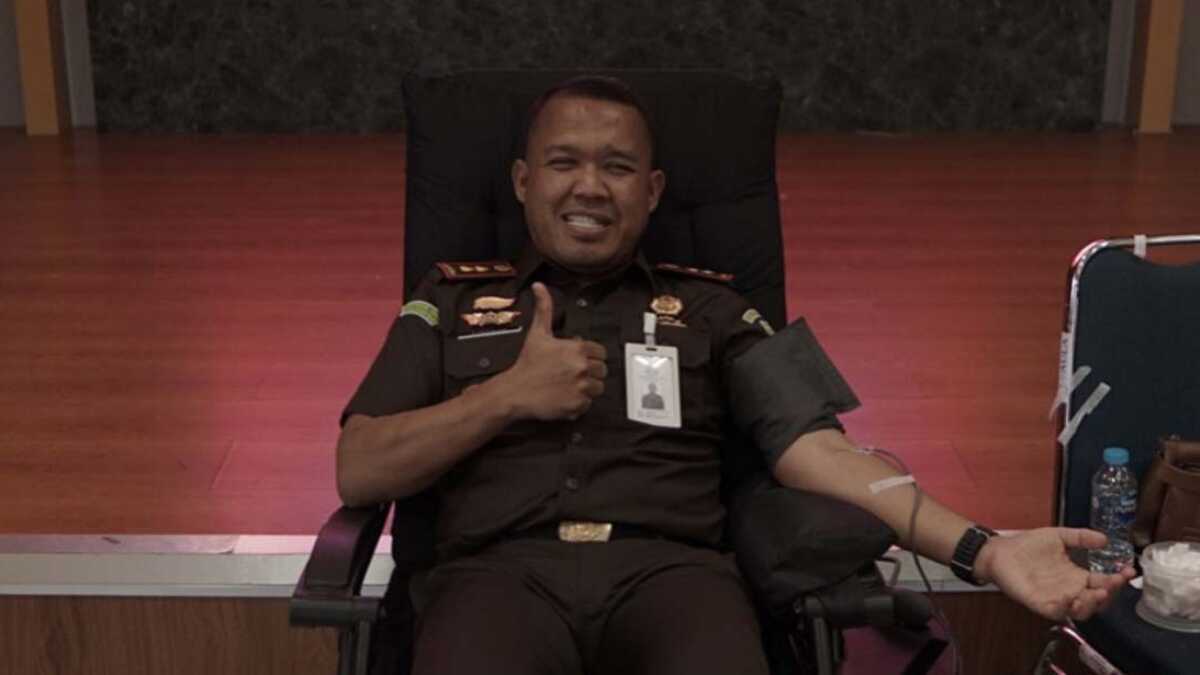 Kajari Karimun Firdaus ikut donor darah (Dok. Kejari Karimun)