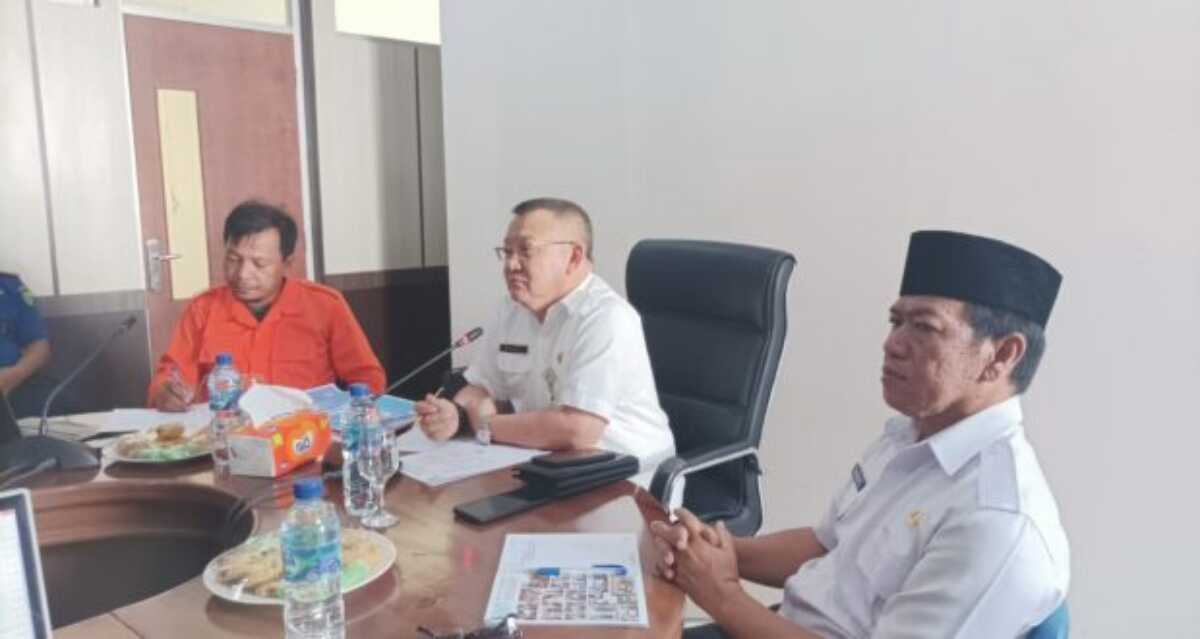 kajian risiko bencana natuna Asisten ll Bidang Perekonomian, Basri saat membuka rapat penyusunan Kajian Risiko Bencana Kabupaten Natuna Tahap I, Rabu (12/07/2023). (Dok kominfona)