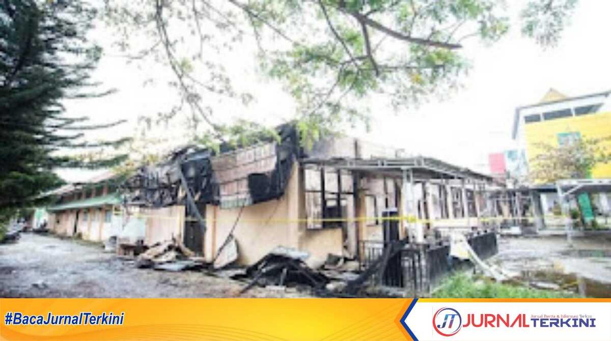 kebakaran RS Puri Husada Tembilahan Gedung RSUD Puri Husada Tembilahan Indragiri Hilir yang terbakar Selasa (18/7/2023) dinihari. (JurnalTerkini.id/Abdullah)