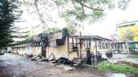 Gedung RSUD Puri Husada Tembilahan Indragiri Hilir yang terbakar Selasa (18/7/2023) dinihari. (JurnalTerkini.id/Abdullah)