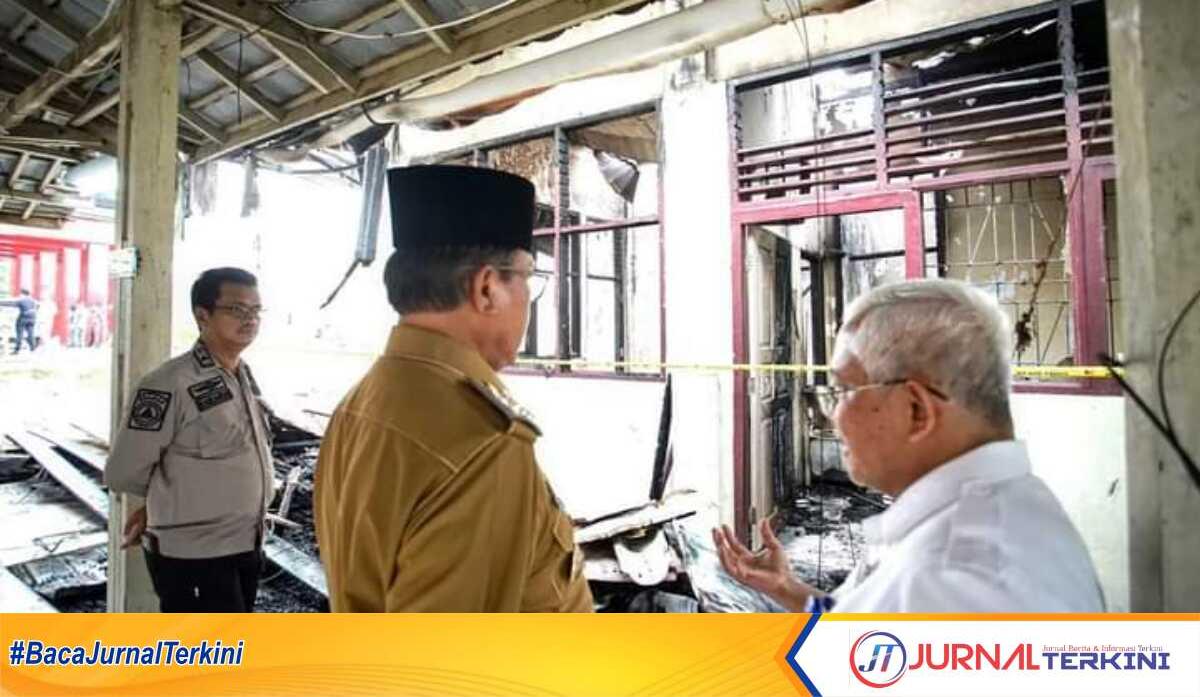 kebakaran rs Puri husada 1 Bupati Inhil HM Wardan meninjau gedung RSUD Puri Husada Tembilahan yang terbakar Selasa (18/7/2023) pagi(JurnalTerkini.id/Abdullah)