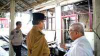 Bupati Inhil HM Wardan meninjau gedung RSUD Puri Husada Tembilahan yang terbakar Selasa (18/7/2023) pagi(JurnalTerkini.id/Abdullah)