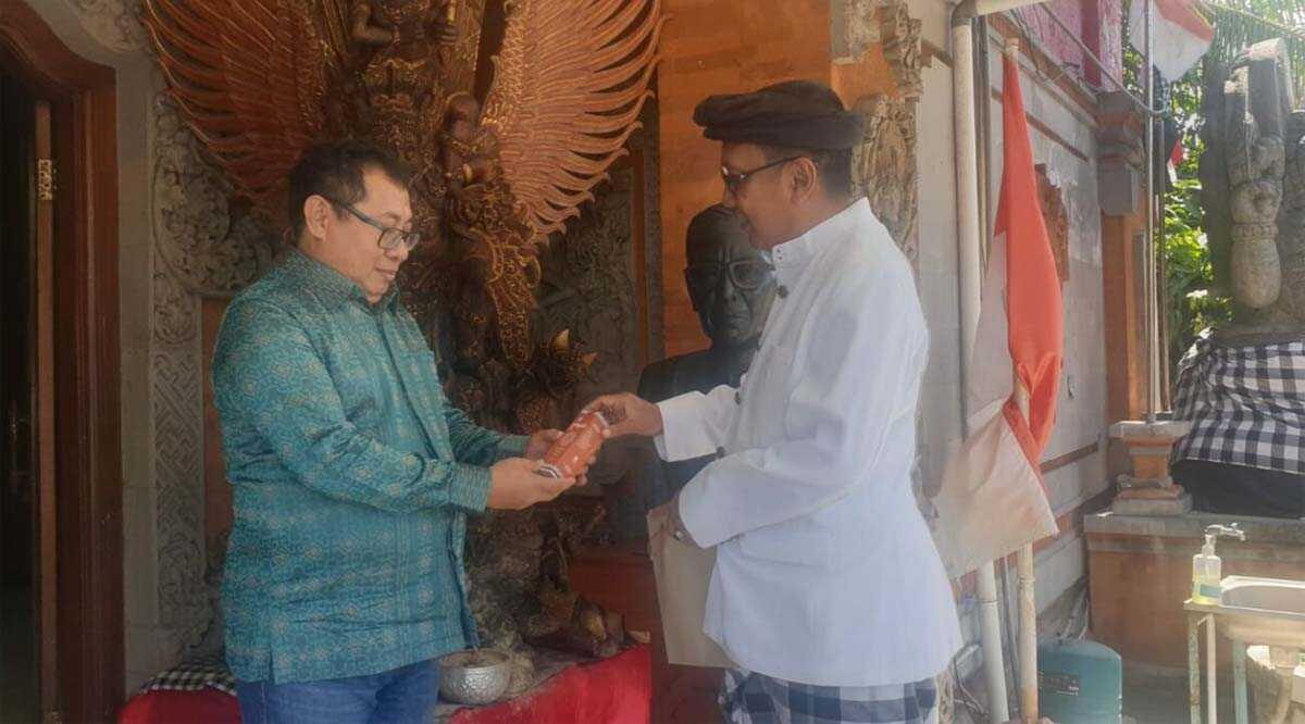 Ketua Umum Serikat Media Siber Indonesia (SMSI), Firdaus berkunjung ke kantor redaksi Bali Post dan bertemu dengan Pemimpin Umum media tersebut, ABG Satria Satria Naradha, Rabu (12 Juli 2023). (Dok. SMSI)