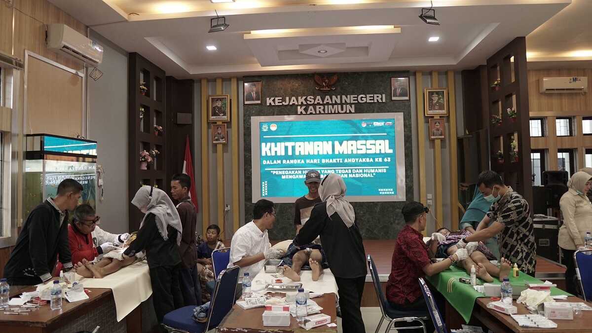 khitanan massal gratis hari bhakti adhyaksa di karimun Sejumlah anak dikhitan petugas medis dalam khitanan massal gratis menyambut Hari Bhakti Adhyaksa ke-63 di aula Kejari Karimun, Kamis (6/7/2023). (jurnalterkini.id/yogi)