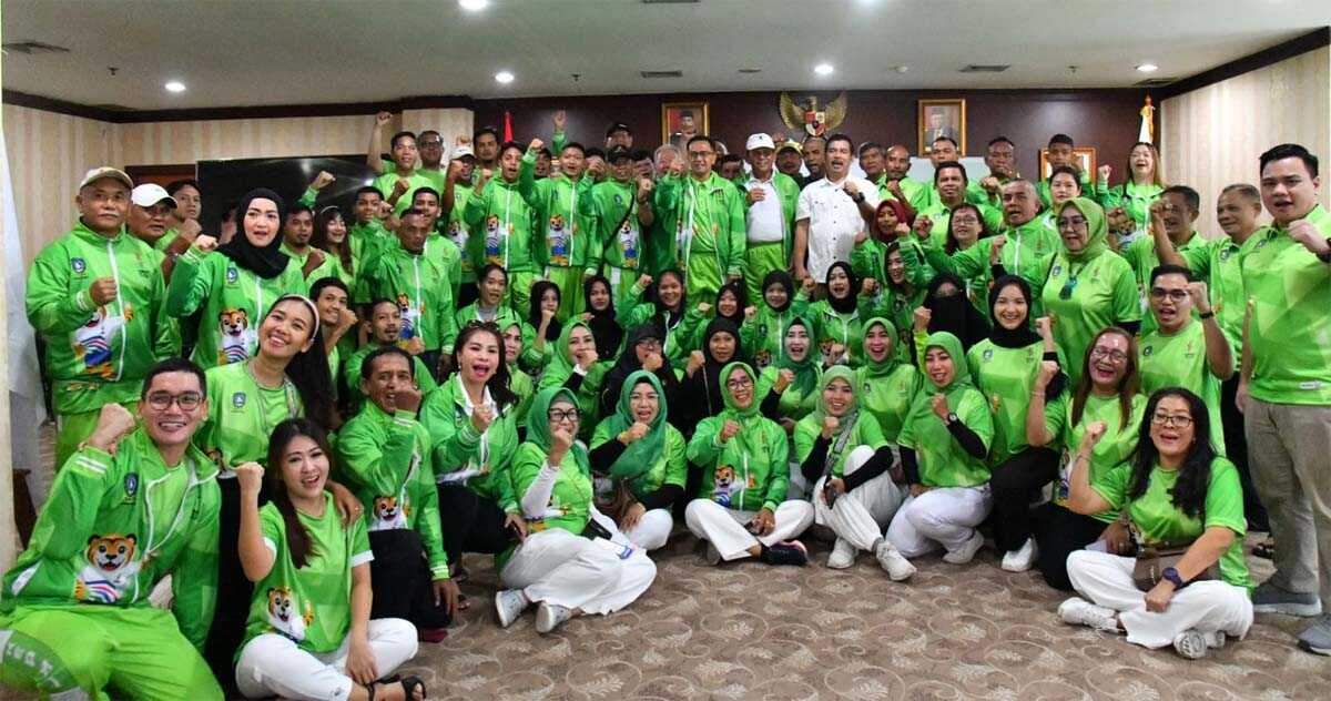 kontingen kepri untuk fornas bandung Kontingen Provinsi Kepri untuk Fornas VII di Bandung berfoto usai pelepasan di aula Graha Kepri Kota Batam, Jumat (30/6/2023). (Dok. Diskominfo Kepri)