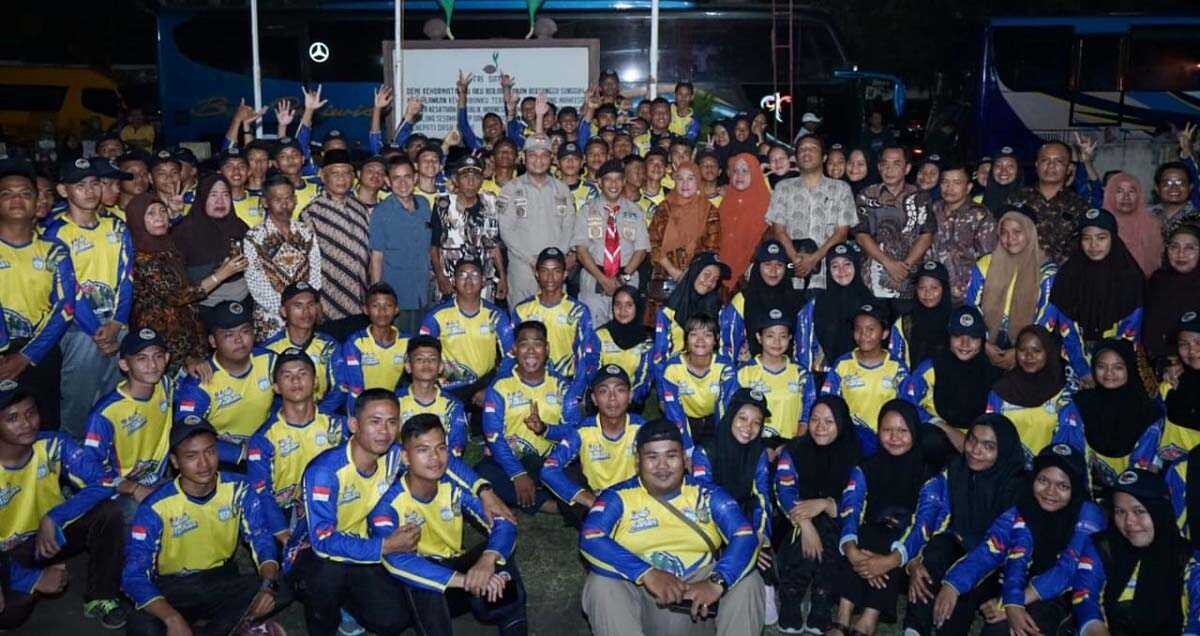 kontingen pramuka asahan Kontingen Pramuka Kwarcab Asahan berfoto bersama usai pelepasan mengikuti Raimuna Daerah Sumatera Utara di kantor Kwarcab Pramuka Asahan, MInggu (2/7/2023) malam. (Dokumentasi pribadi)